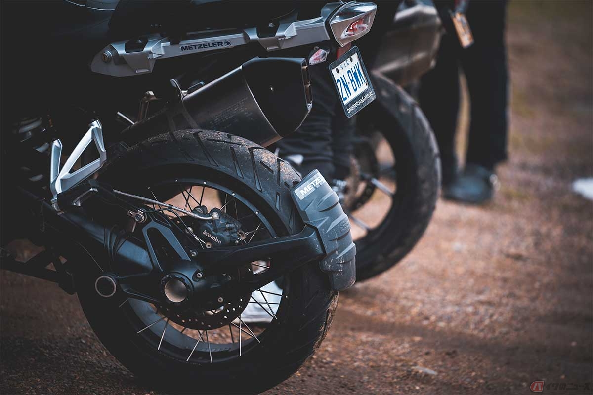アドベンチャーバイク用のタイヤは、多機能分野において高性能であることが求められる