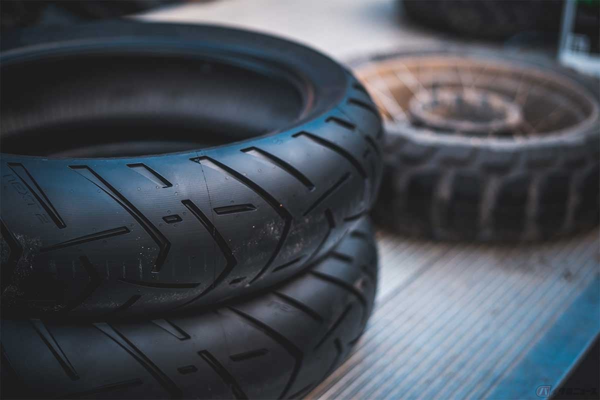 タイヤの内部構造、トレッドゴムの製法、配合、配置など、最新技術を用いて進化と最適化が図られている