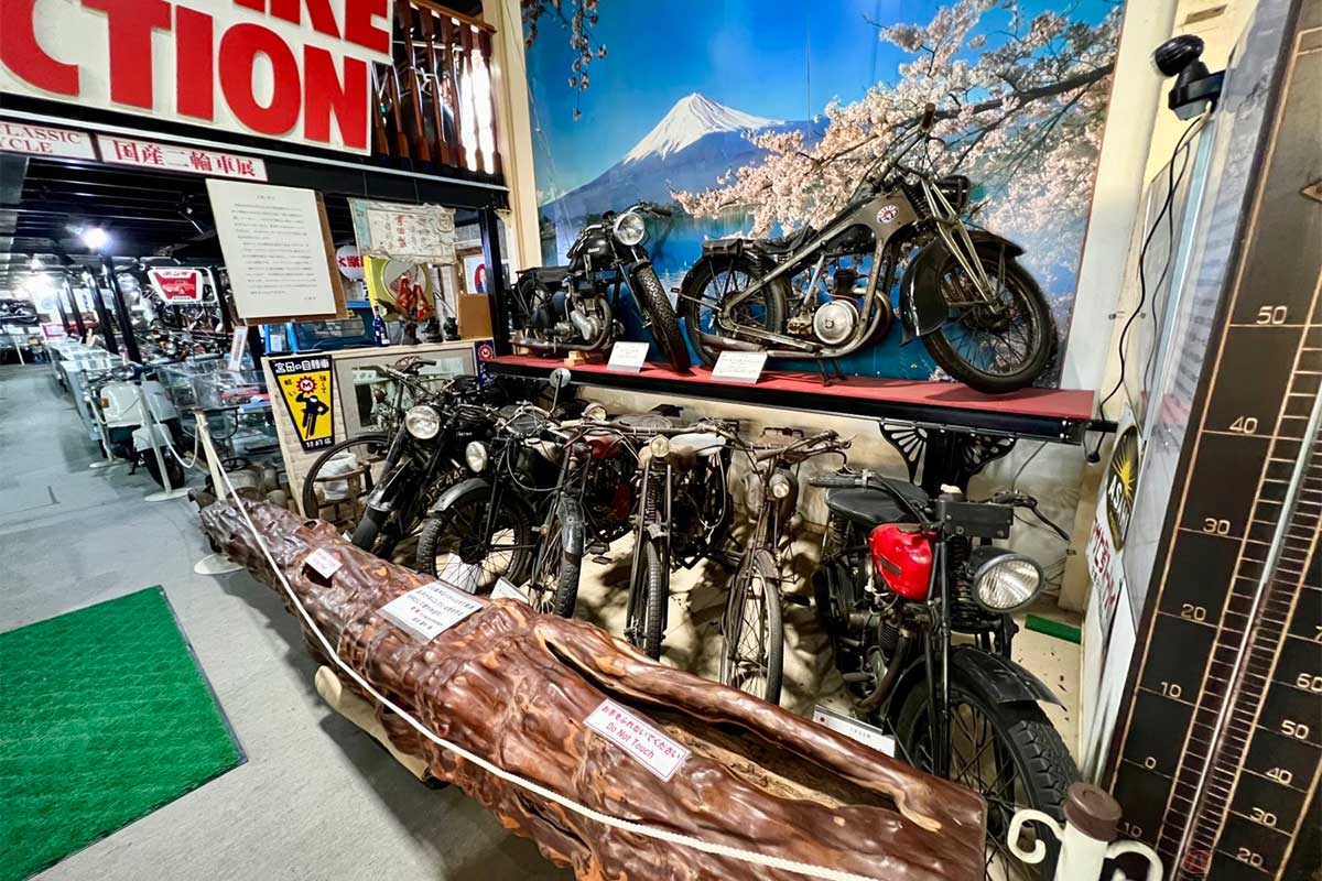 館内に足を踏み入れると、まず展示車の多さに驚く。そして実物を見たことがない幻の国産車の数々が目の前に。これは日本の工業製品の歴史を辿る展示でもある