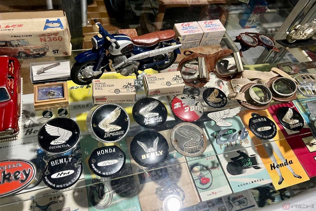 ホンダに関するコレクションも多数。カブやベンリィなど、年代物のエンブレムも展示されていた