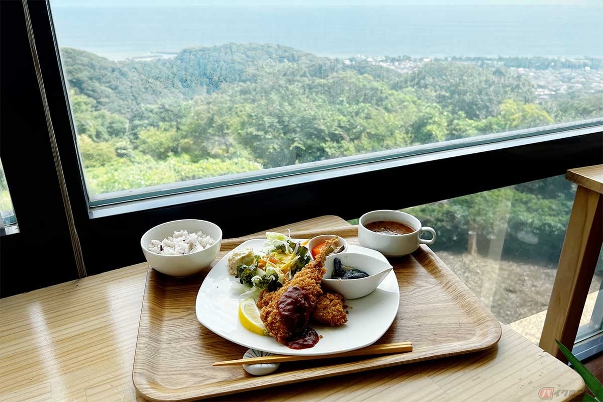気持ちの良い景色と地元食材の美味しいランチ、両方が一度に楽しめる「湘南平展望レストランFlat(ふらっと)」