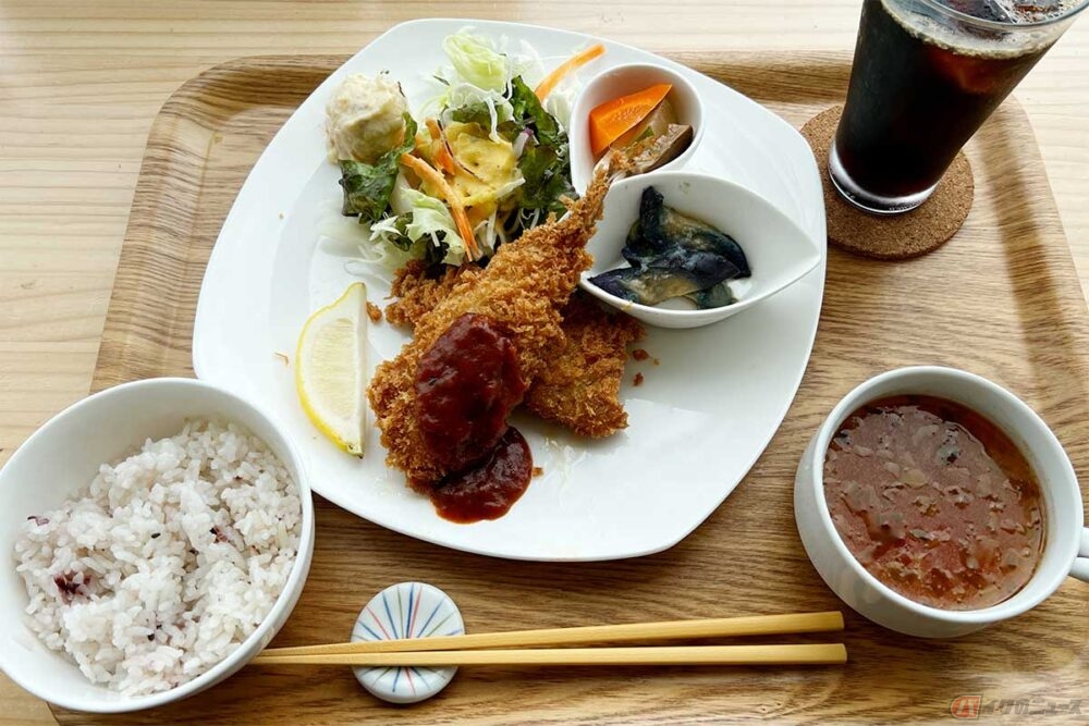 「湘南平展望レストランFlat」の「Flat Lunch 地あじフライ」。「カフェ飯」風でサラダやピクルス、スープがセット