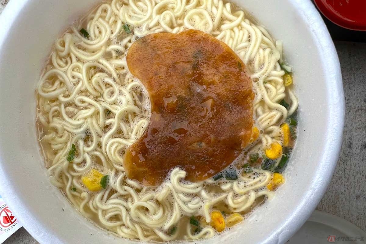 熱湯を注ぎ3分待って完成。上蓋のイメージ写真のとおり、大きな焼豚が印象的。豚骨特有の臭みも無く食べやすい味だった