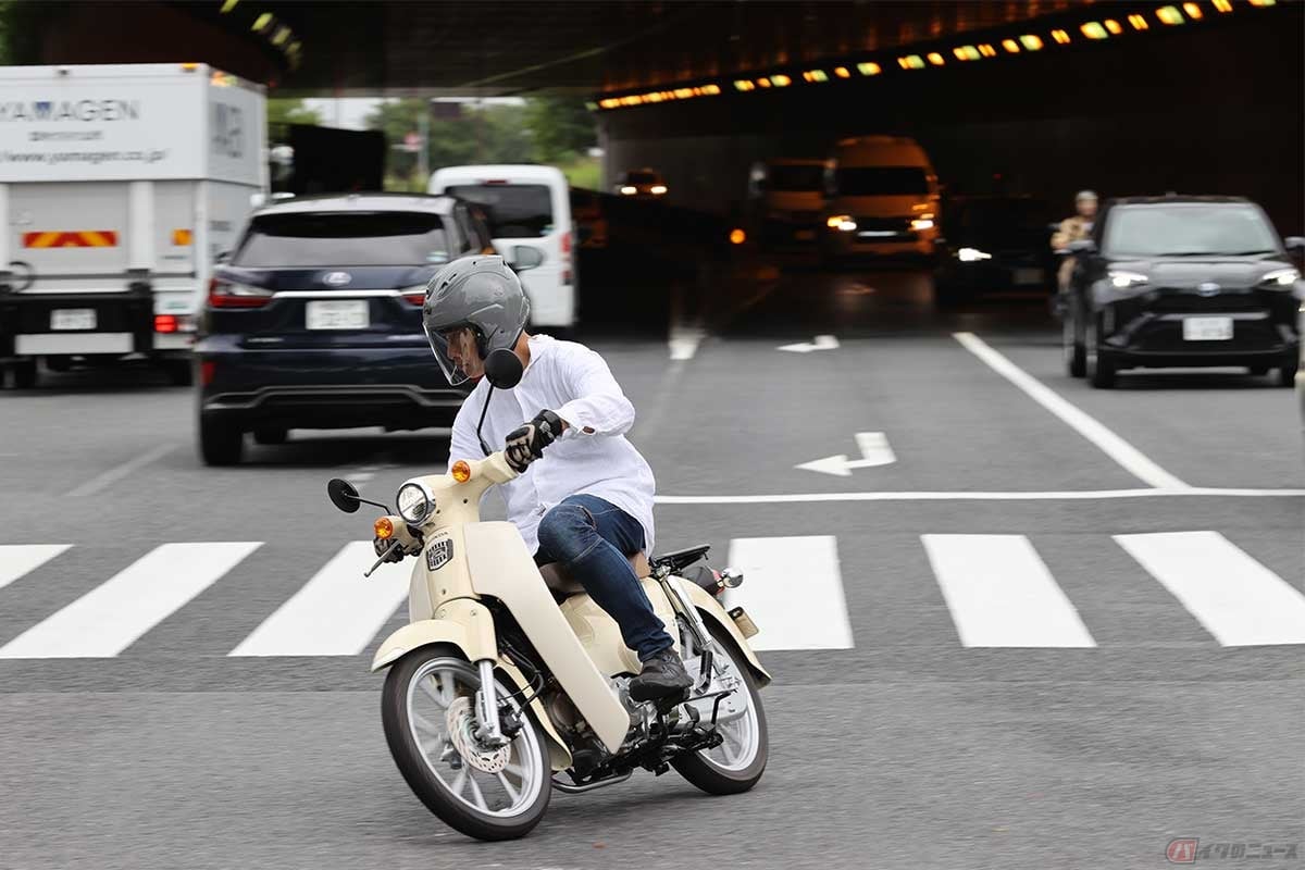 実際の燃費はどうなのか? ホンダ「スーパーカブ110」(2022年型)を走らせる筆者(松井勉)
