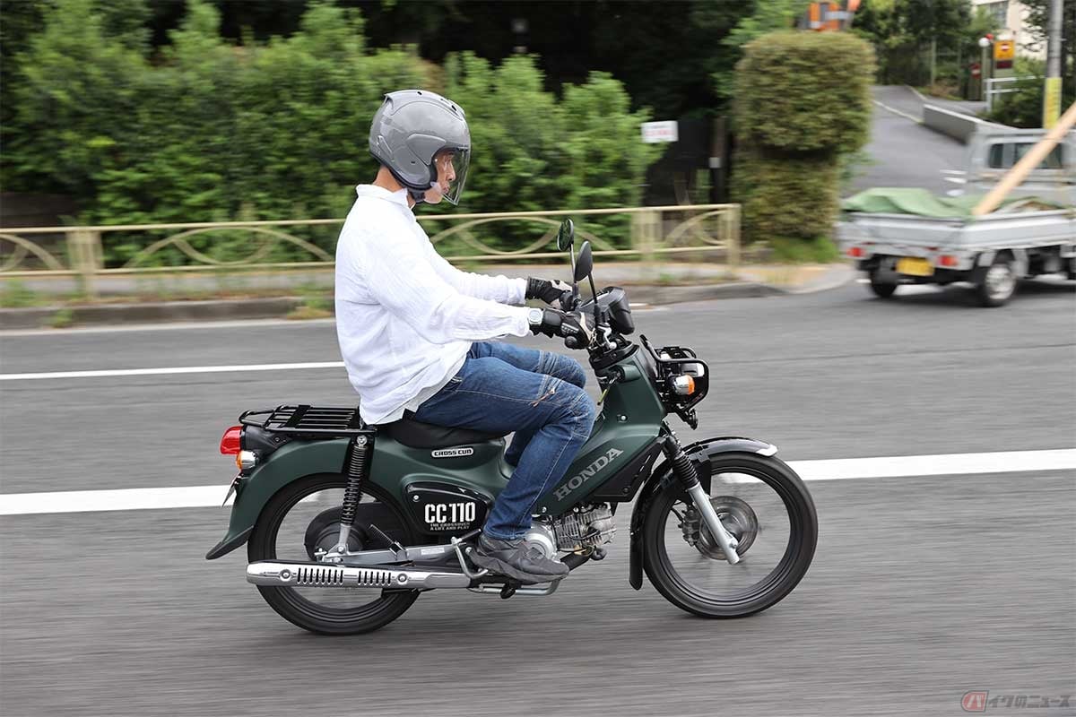 実際の燃費はどうなのか? ホンダ「クロスカブ110」(2022年型)を走らせる筆者(松井勉)