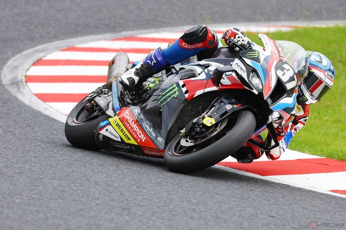 バイクのロードレースでは、車体の「腹下」までスポンサースペースになっている