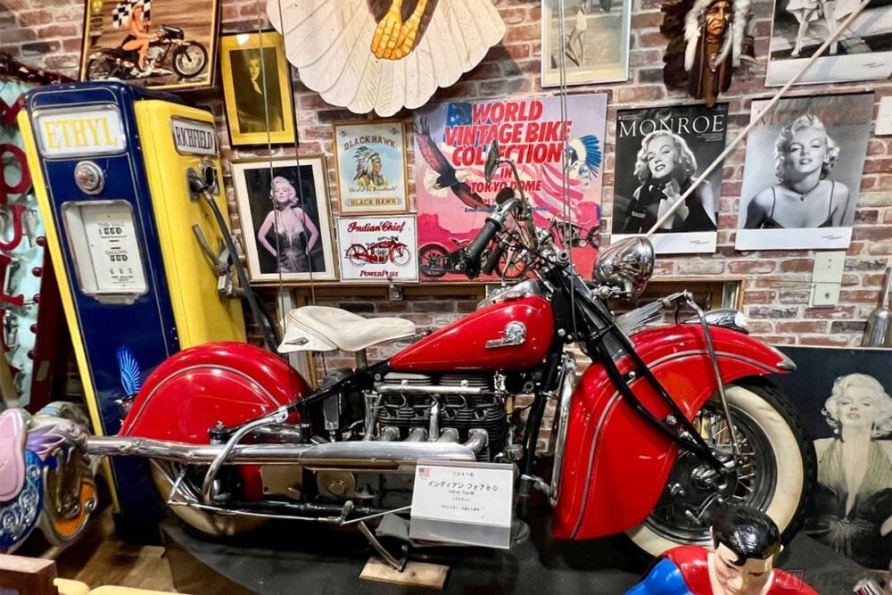 1941年製のインディアン「フォア80」(排気量1265cc)の背後には、マリリン・モンローのポスターパネルが多数飾られている。バイクとは関係ないが、モンローは1942年に16歳で結婚、その後はモデルや女優としての活動を始めることになったと言われる