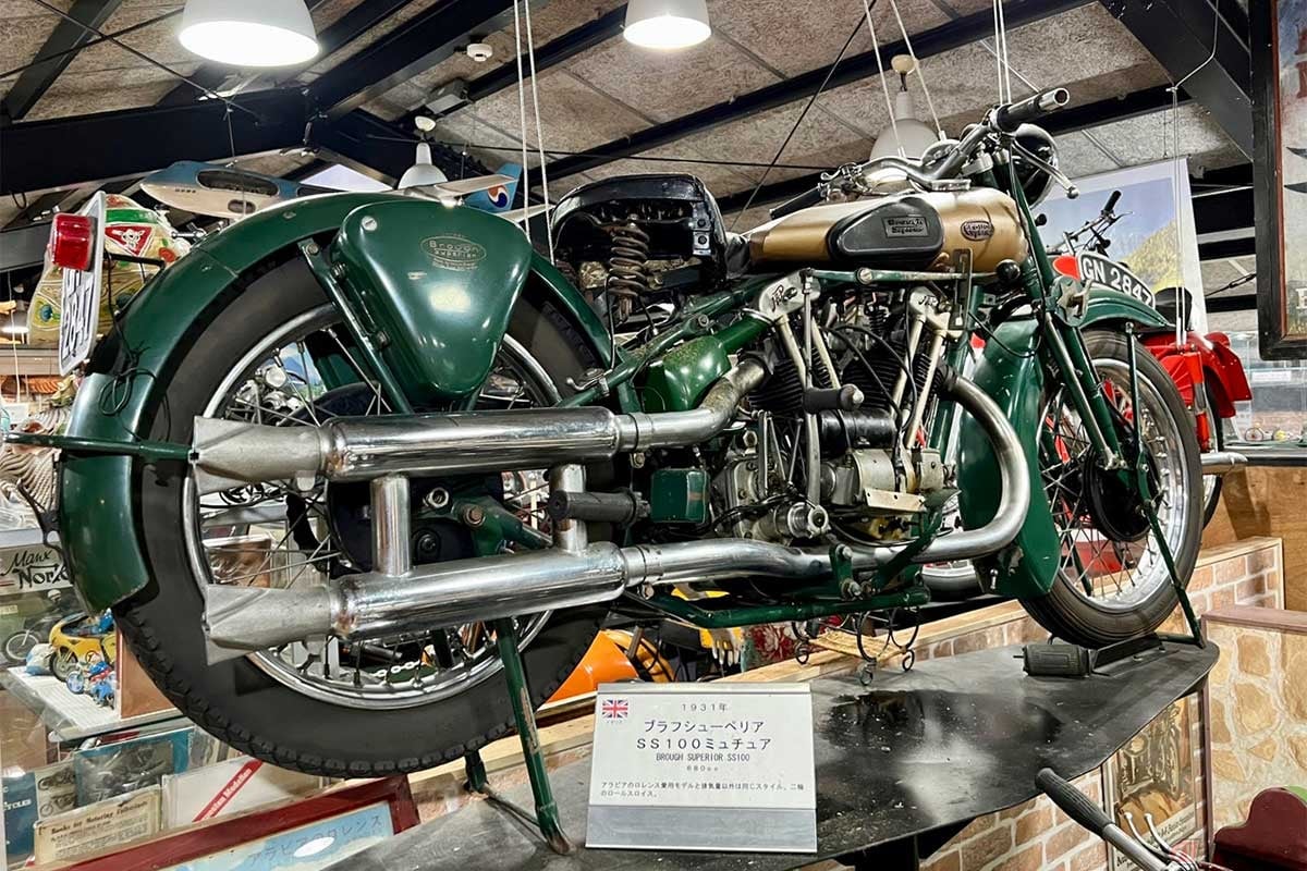 イギリス車の展示コーナーには、映画「アラビアのロレンス」で主人公のトーマス・エドワード・ロレンスが愛用した、排気量680ccのV型2気筒エンジンを搭載するブラフシューペリア「SS100ミュチュア」(1931年製)も展示