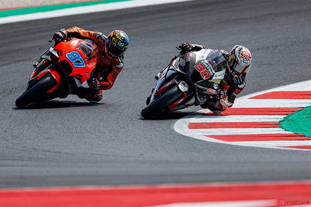 レミー・ガードナー選手(#87/KTM)とポジション争いを展開