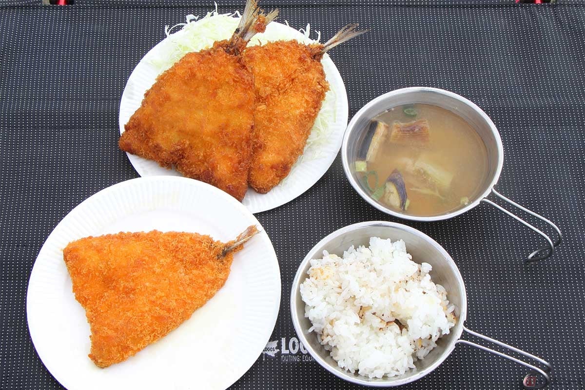 「デイキャンプでアジフライ定食」の完成。もっとオシャレにしたかったが、オジサン仕様はこんな感じ