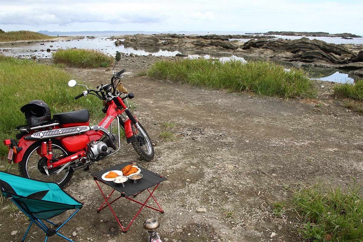 こんなロケーションで「デイキャンプでアジフライ定食」。食後はチェアリングしようと思ったが蒸し暑くて撤収