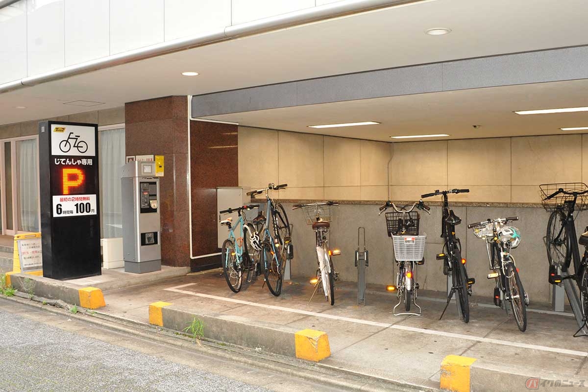 駅ビルも自転車駐輪場は設置するが、バイクは別。駐車場設置は「受益者負担が原則」のはずだが、バイクは例外なのか