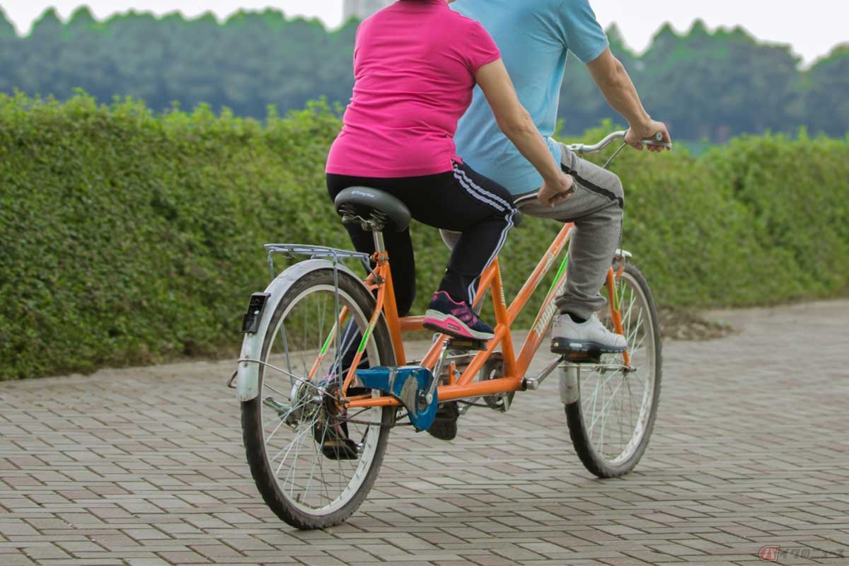 前後に2人以上が乗車する「タンデム自転車」