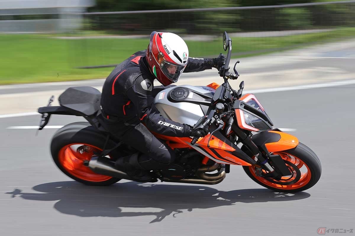 KTM「1290 SUPER DUKE R EVO」(2022年型)に試乗する筆者(伊丹孝裕)。セミアクティブサスペンションを搭載し、排気量1301ccの水冷75度V型2気筒エンジンは最高出力132kW(180PS)/9,500rpm、最大トルク140Nm/8,000rpmを発揮