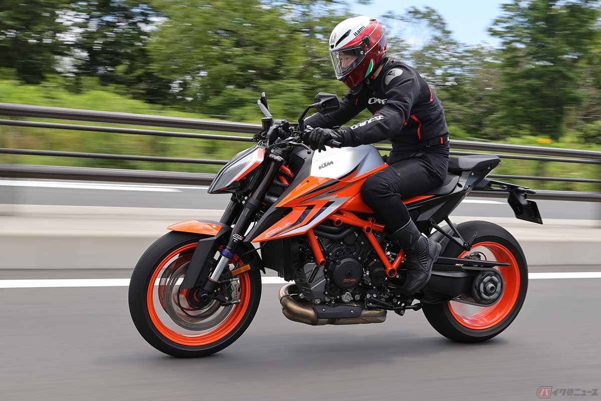 乗車姿勢はいたって安楽。アグレッシブなイメージとは裏腹に、ガツガツとした爆発フィーリングも無く穏やかでフレンドリーな印象