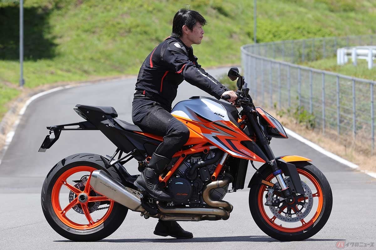 シート高835mmの車体に身長174cmの筆者(伊丹孝裕)がまたがった状態