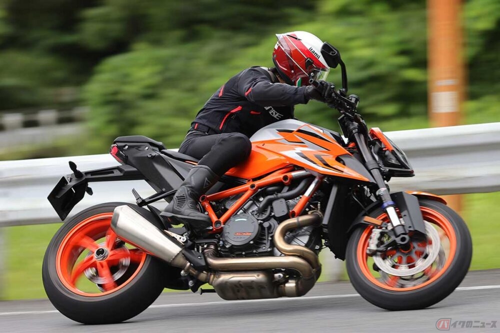 KTM「1290スーパーデュークR EVO」最新技術を武器にもうワンランク上の