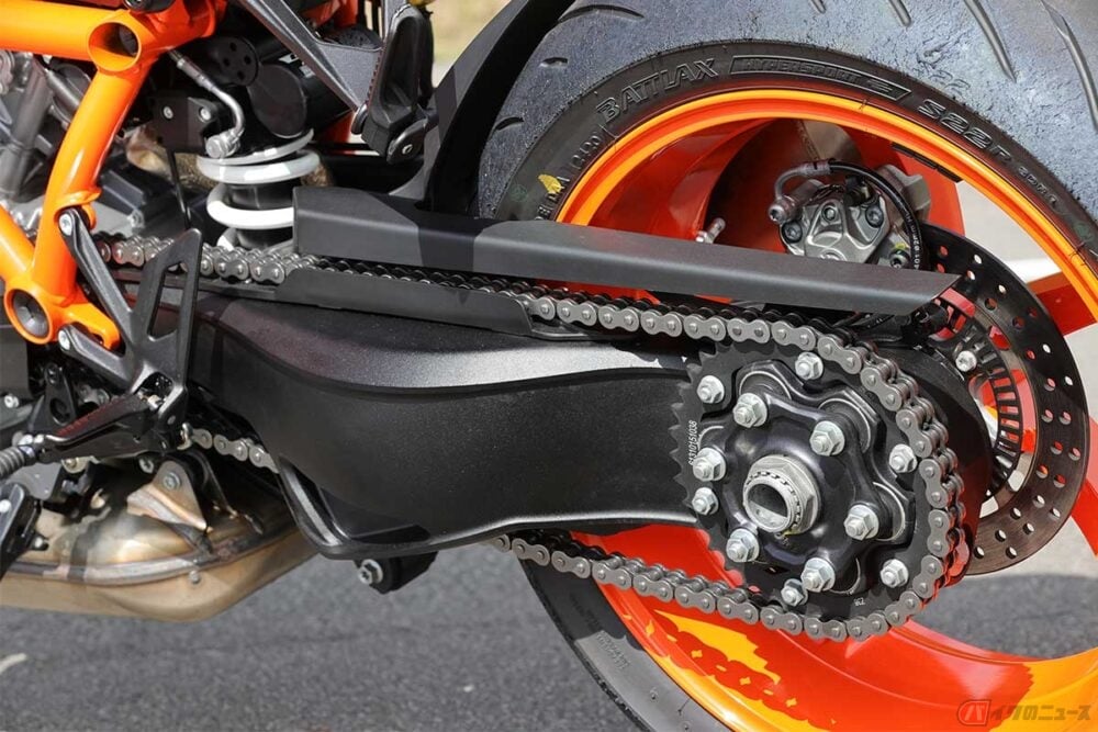KTM「1290スーパーデュークR EVO」最新技術を武器にもうワンランク上の