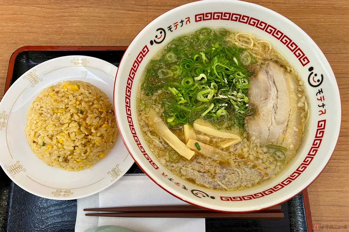 名神高速「草津PA」(上り)の「京風ラーメン半チャーハンセット」(930円)