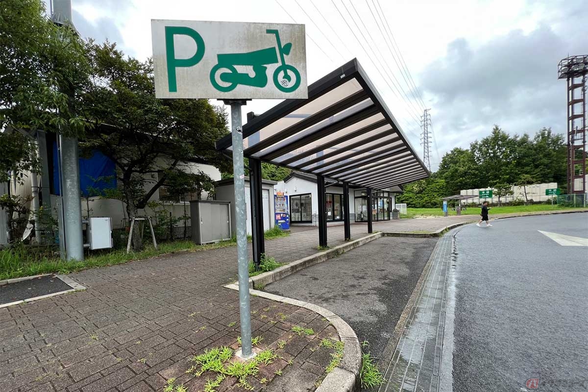 広めの2輪専用駐輪場が完備されているのでバイクでも安心