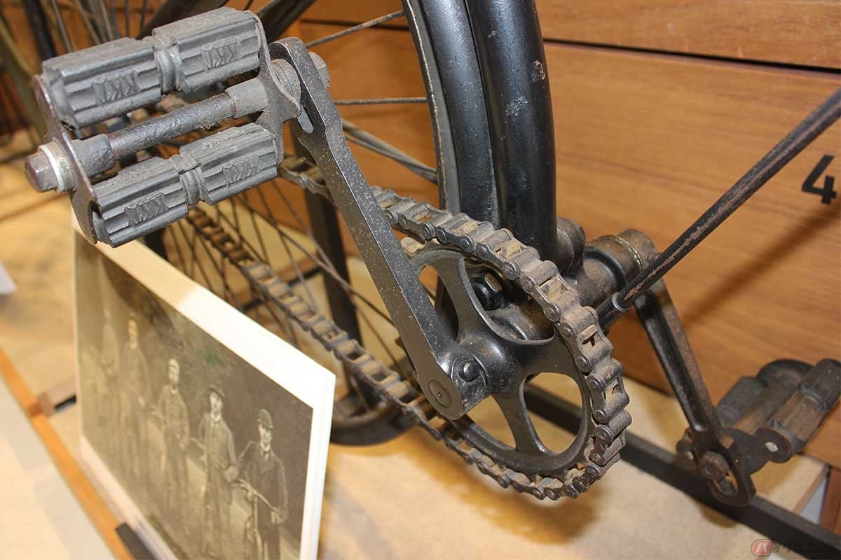 チェーンを使って後輪を回転させる、現代の自転車の原型