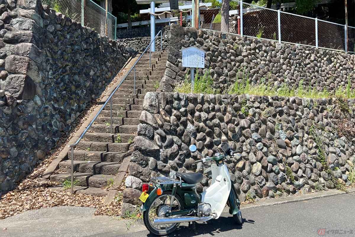 「小沢古城址」は相模川に面した崖に築かれた城。現在はコンクリートで固められ、相模川に面する県道が築かれている。当時はまさに断崖絶壁だったことが想像できる