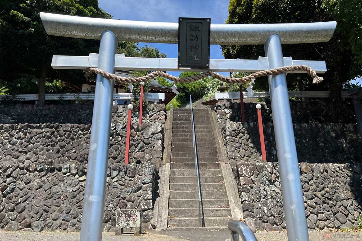諏訪神社の裏山が「小沢古城」だが、山の中には立ち入ることができないので参拝だけして後にした