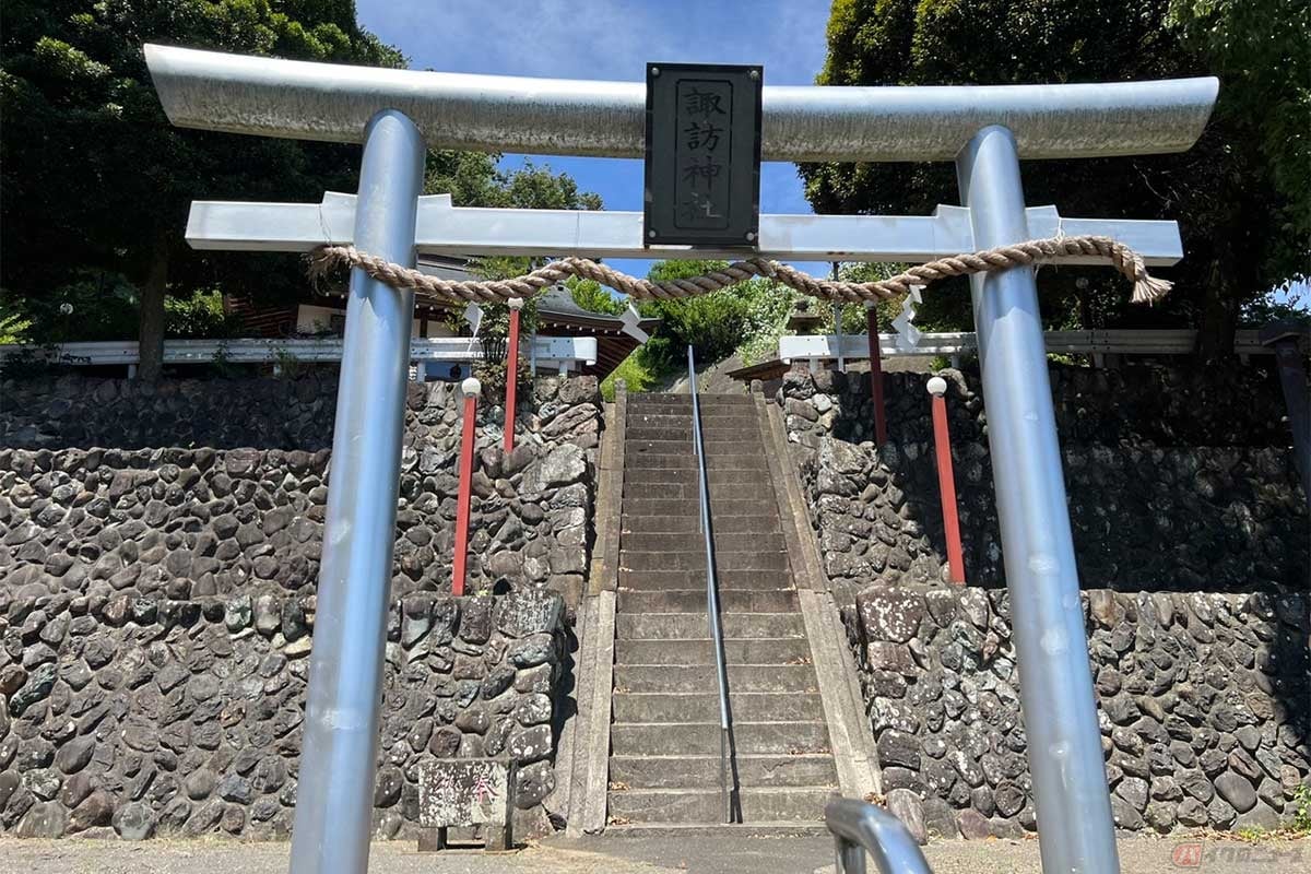諏訪神社の裏山が「小沢古城」だが、山の中には立ち入ることができないので参拝だけして後にした
