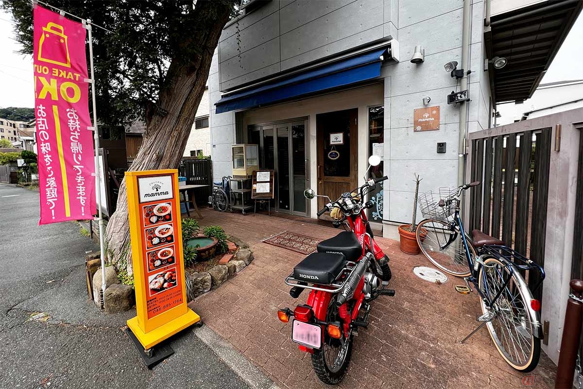横須賀線「JR逗子駅」近くの裏路地にある「ごはんとおさけ mamma」はバイクや自転車も停めやすい
