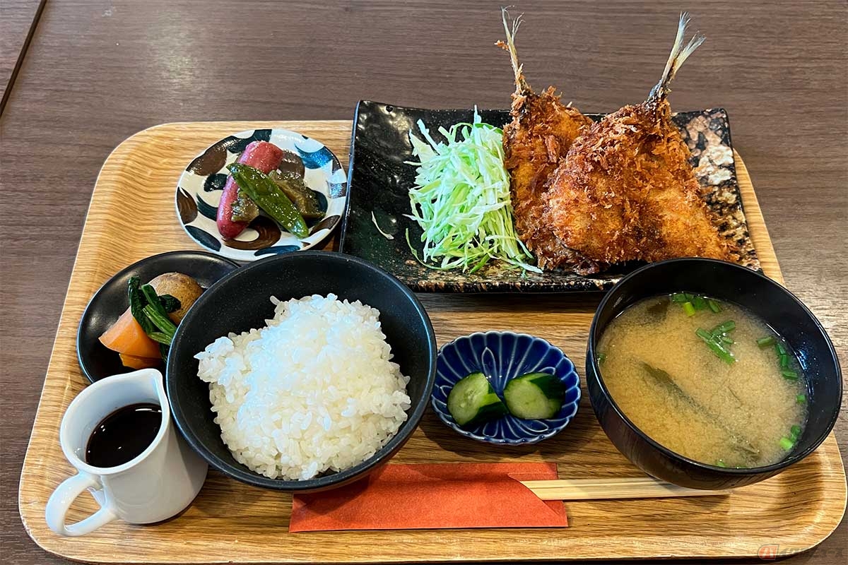 「アジフライ定食」(1100円)はアジフライが2枚におかずが2品、ご飯と漬物、みそ汁がセット