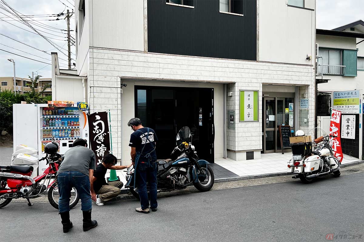 逗子に来たので「魚平商店」に寄り道。いつもバイクが集まっている。この日はビンテージハーレー2台という濃いめの光景