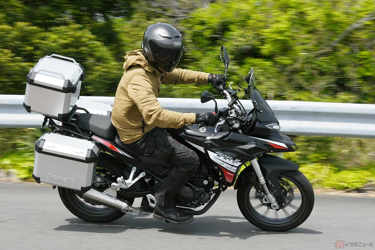 ベネリ「TRK251」に試乗する筆者(中村友彦)