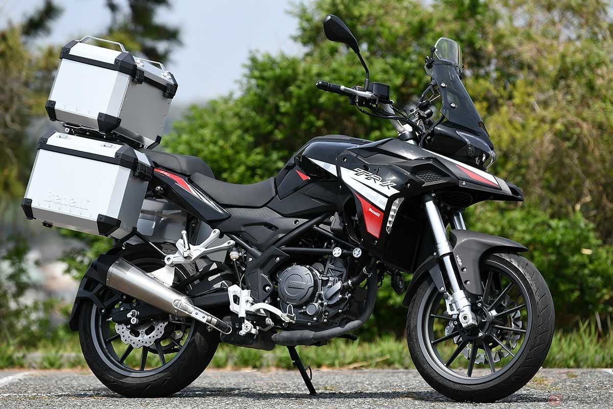 ベネリ「TRK251」※試乗車両にはウインドスクリーンのスポイラーやハンドルのスマホマウント、サイド&トップケースなどのアクセサリーを装着