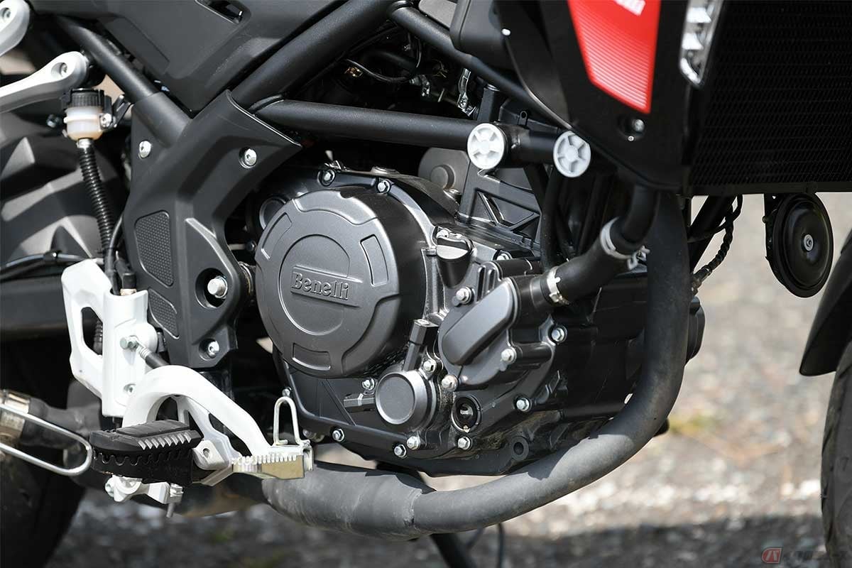 パワーユニットは排気量249ccの水冷単気筒DOHC4バルブ。最高出力19kw/9250rpmと最大トルク21.1Nm/8000rpmを発揮