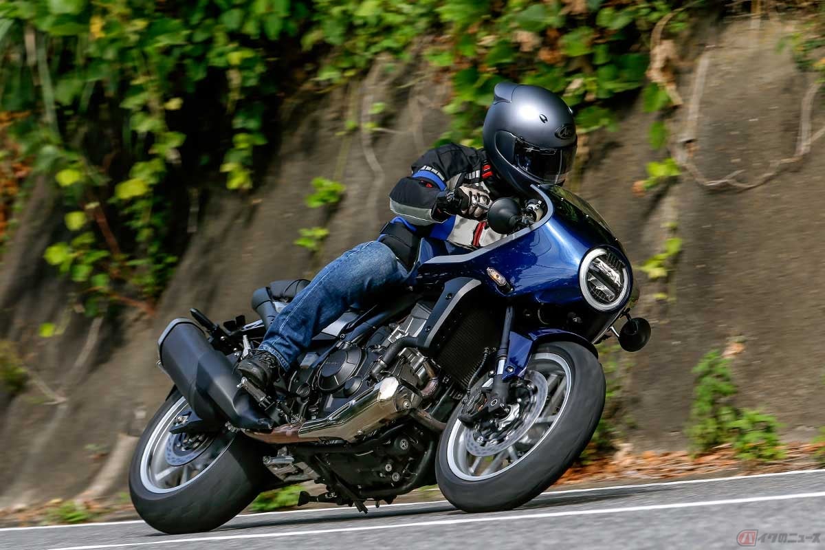 ホンダ新型「HAWK 11」(2022年9月29日発売)に試乗する筆者(松井勉)