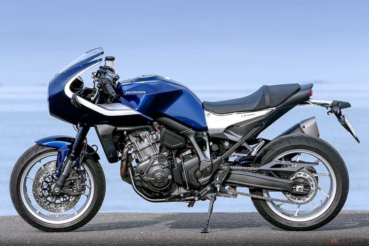 「HAWK 11」の車体はアフリカツインの車体をオンロード向けに適合させた「NT1100」のフレームと足まわりをベースに再構成。25度のキャスター角、セパレートハンドルの採用、着座位置やステップ位置などの設定により乗車時の前傾姿勢を形成する