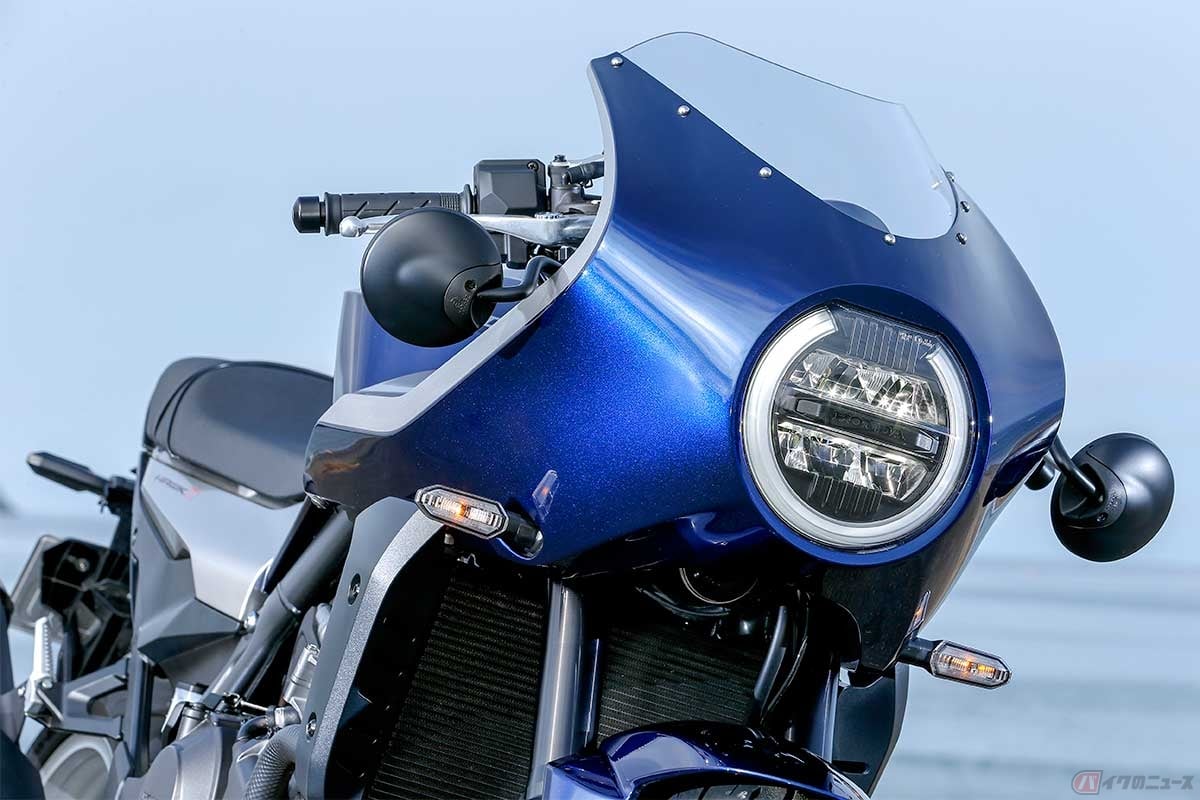 国内専用モデルとしての生産ボリュームを前提に、ロケットカウルとリアカウルは継ぎ目のない一体成型にこだわりFRP製としている。内側のカウルステーから生えたミラーの位置が絶妙