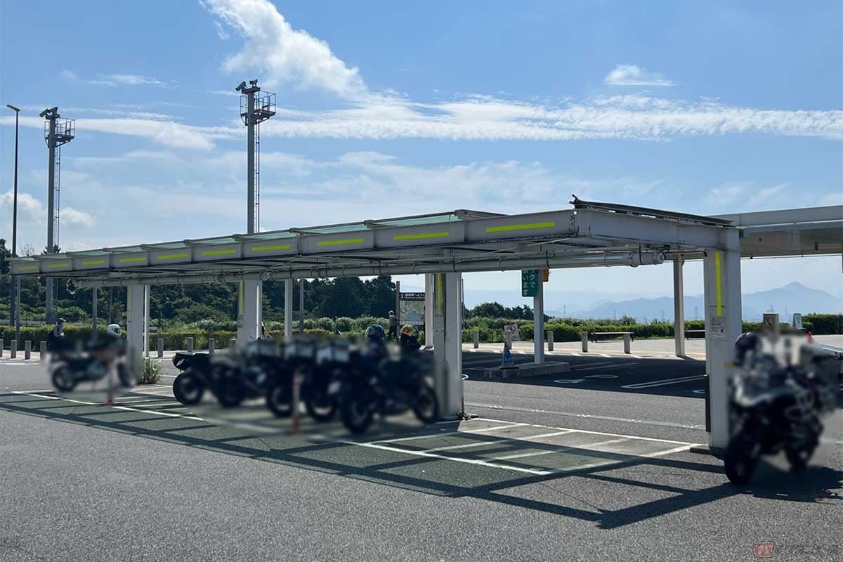 広めに確保された2輪駐車スペースが嬉しい