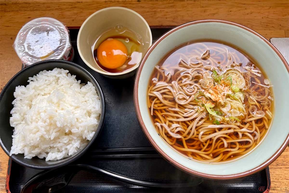 関越道「寄居PA」(下り)の「朝そば定食」(580円)は、かけそば、生卵、ご飯に納豆、以上!