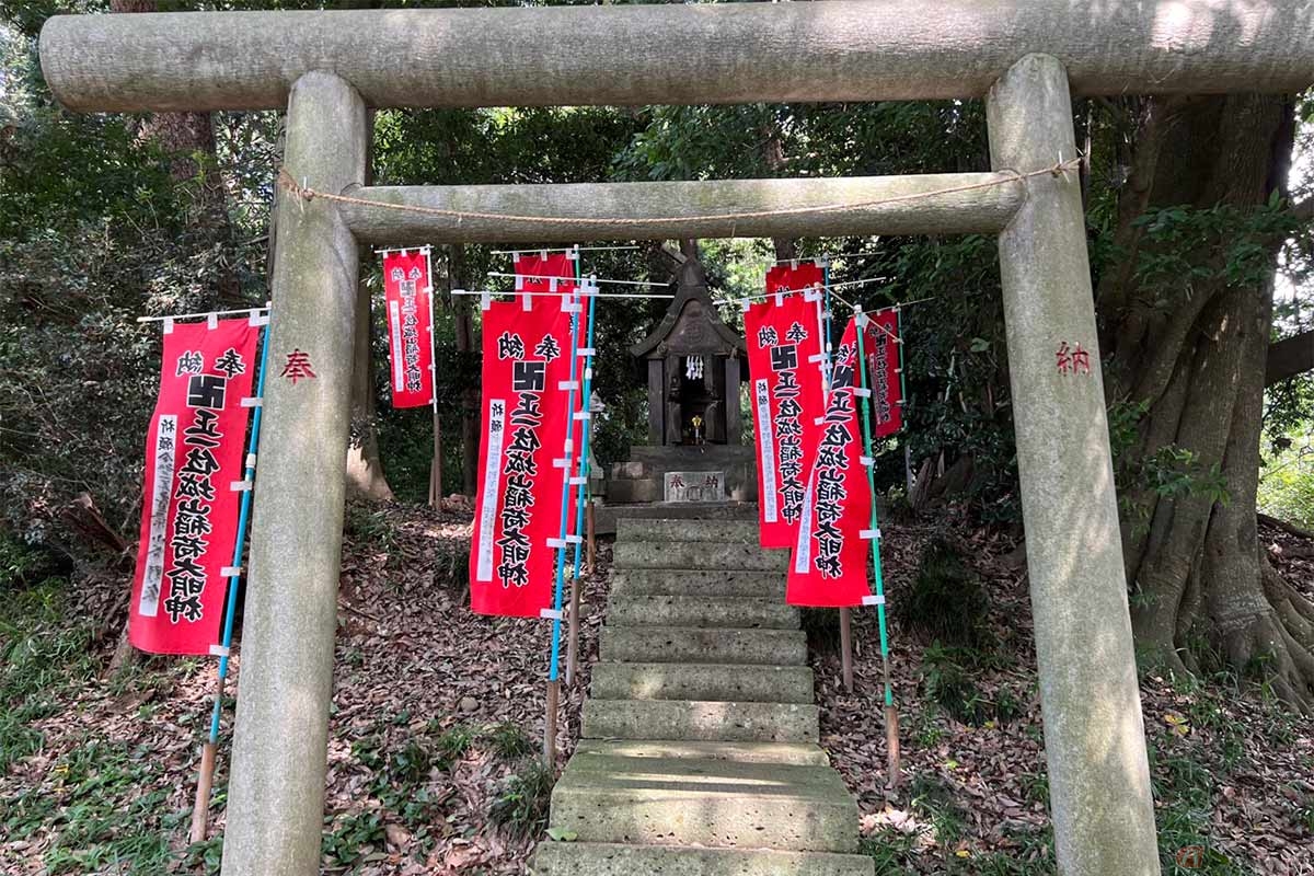 二ノ郭には、稲荷大明神が祀られていた。お参りしてから周囲を散策