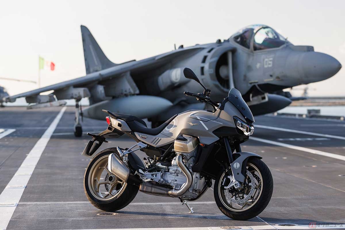 モト・グッツィ特別仕様車「V100 Mandello Aviazione Navale(V100マンデッロ・アヴィアツィオーネ・ナヴァーレ)」※背後にあるのはAV-8B Harrier II戦闘機