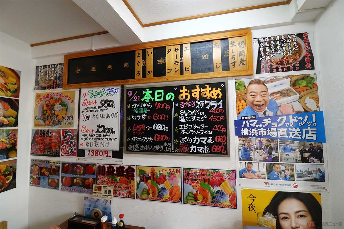 店内に貼られた豊富なメニュー。海鮮丼から寿司、刺身、そば、丼、居酒屋的な一品料理などもある