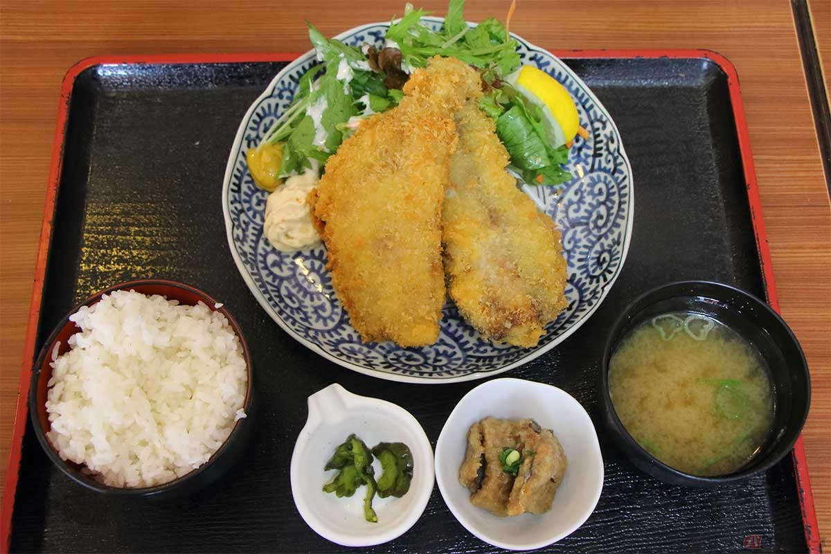 「かねせい」の「アジフライ定食」（950円）は大きめの半身のアジフライが3枚でボリュームたっぷり