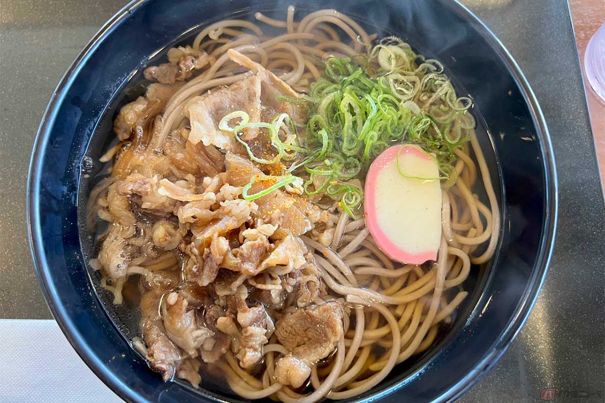 新名神「甲南PA」(上り)の「近江牛そば」(770円)。「近江牛うどん」もある