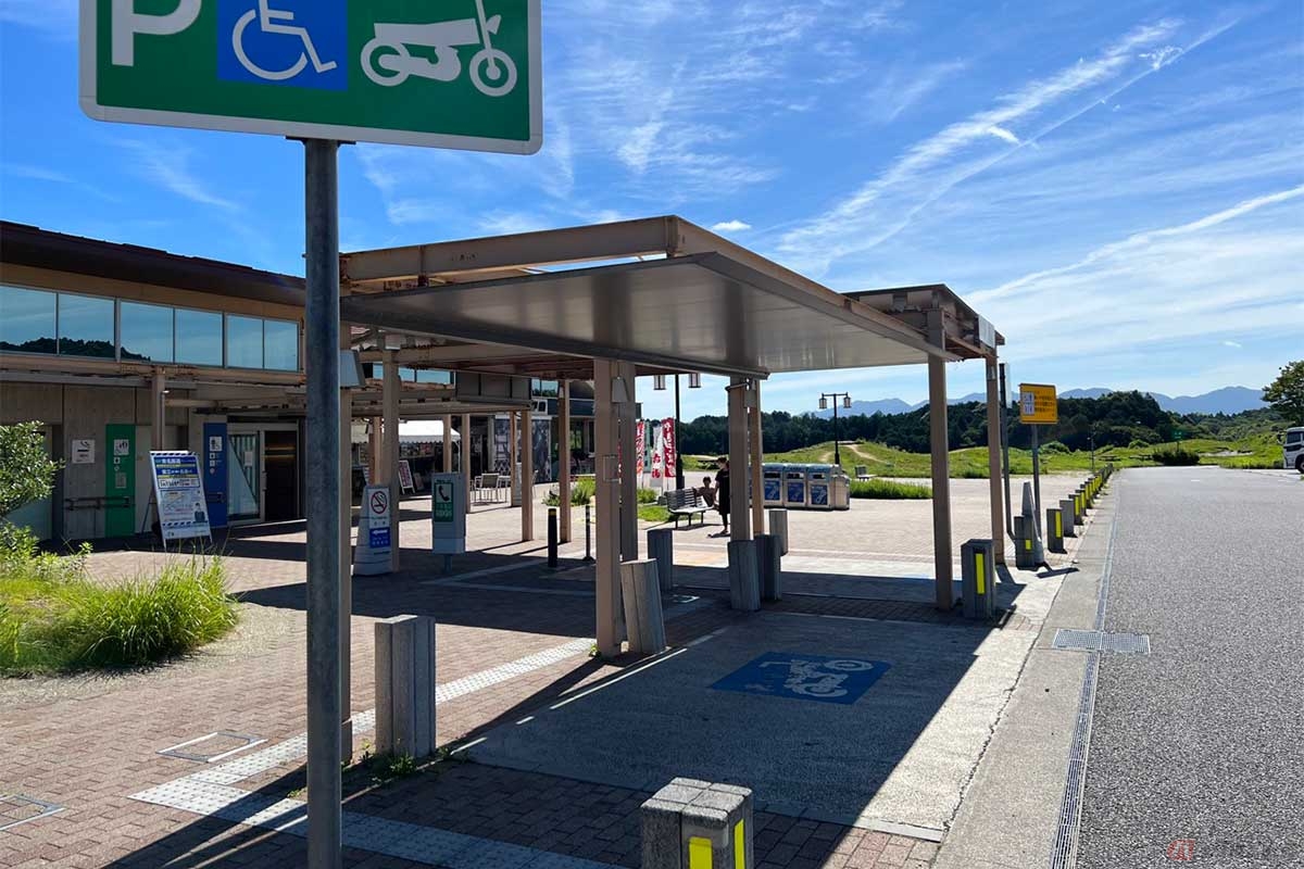 屋根付きの2輪専用駐車スペースも確保されている