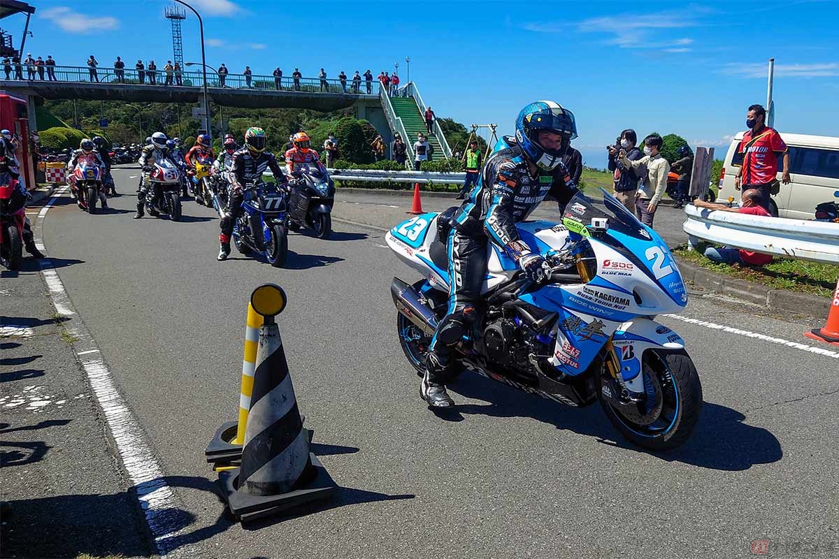 閉鎖されたターンパイクを専有してスタート位置に向かう、ナンバー無しレーシングマシンたち。全日本ロードレース選手権や「テイスト・オブ・ツクバ」、クラシックレース、ドラッグレースなどに参戦しているマシンも見られた（写真／小林ゆき）