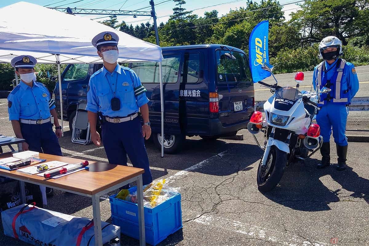 神奈川県警小田原署からは、白バイとパトカーの展示や交通安全啓蒙のノベルティ配布が行われた。白バイはこのあと、ターンパイク走行の先導に向かった(写真/小林ゆき)