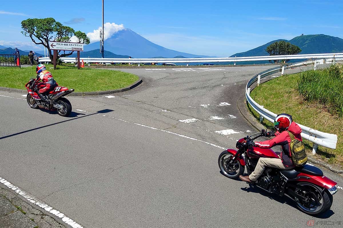 普段は観光有料道路である箱根ターンパイクを、先導役のナンバー無しレーサーと一般ライダーが混走する珍しいシーン（写真／小林ゆき）