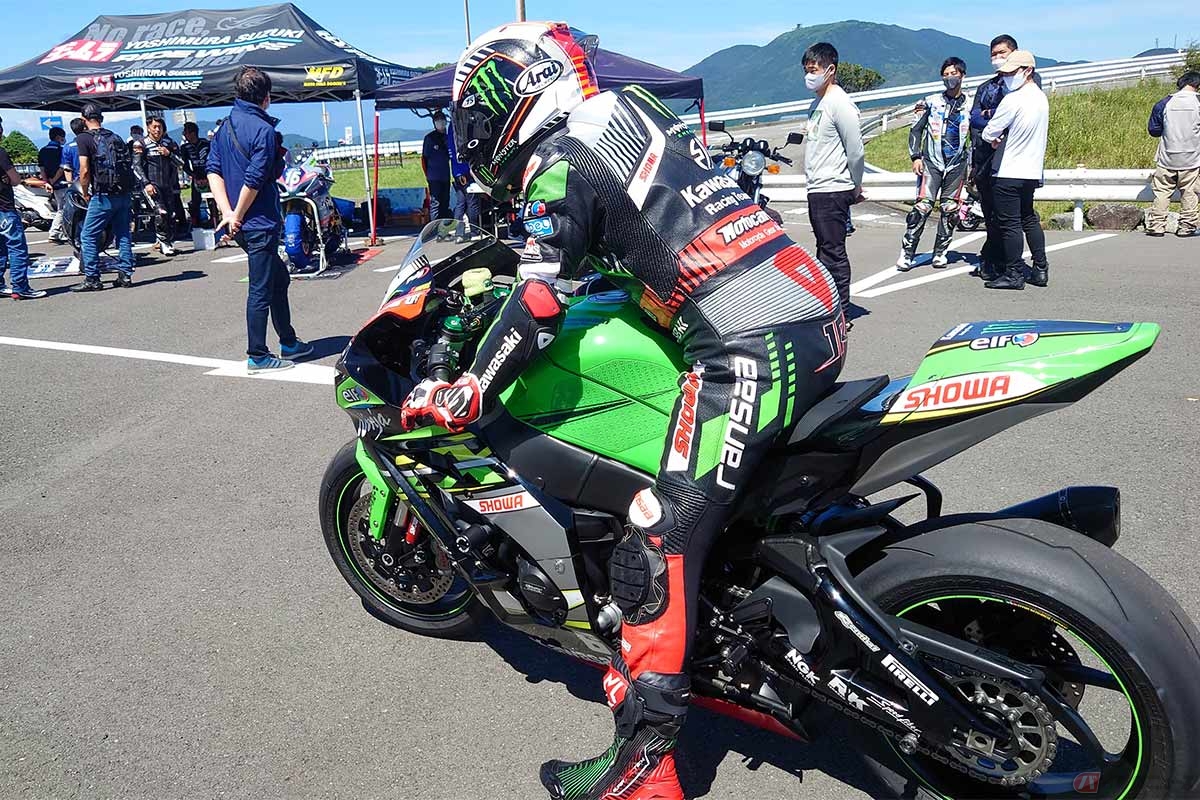 サーキットのパドックのように見えるが、ここは箱根ターンパイクの大観山。天気にも恵まれて、モータースポーツと地域社会が触れ合える絶好の機会となった（写真／小林ゆき）