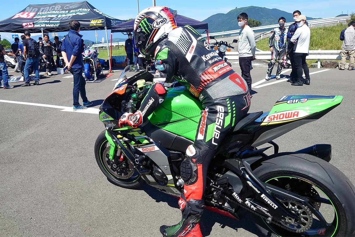 サーキットのパドックのように見えるが、ここは箱根ターンパイクの大観山。天気にも恵まれて、モータースポーツと地域社会が触れ合える絶好の機会となった(写真/小林ゆき)